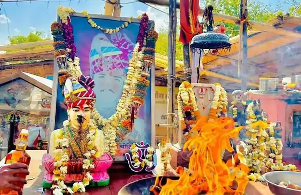 ओम बन्ना का स्थान और मुर्ती