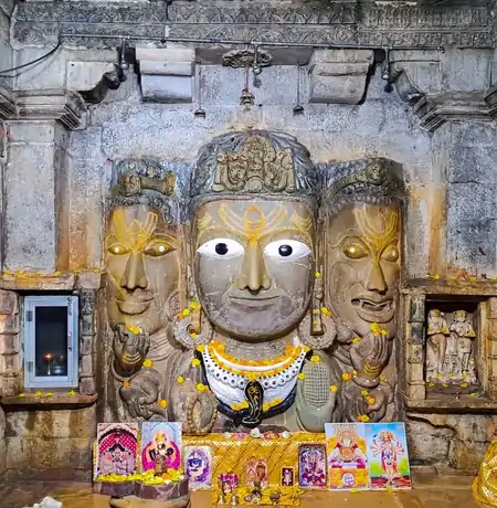 त्रिमुखी शिव प्रतिमा (समाधिश्वर मंदिर चित्तौड़गढ़)