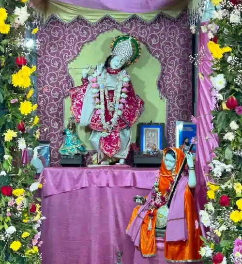 मीरा मंदिर चित्तौड़गढ़ में मीराबाई और भगवान श्रीकृष्ण की मूर्ति