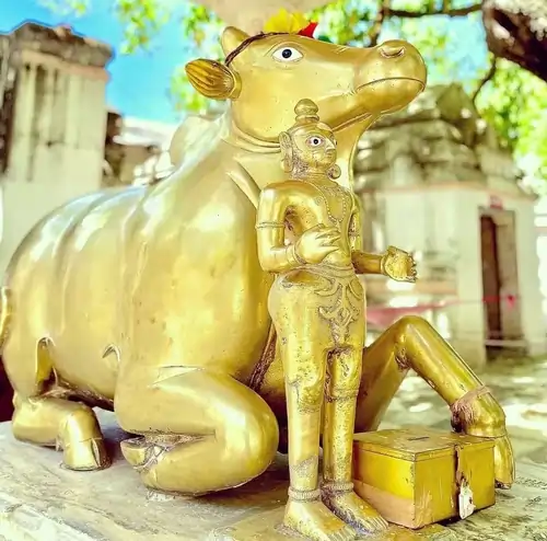 गर्भगृह के सामने 4 टन की पंचधातु से निर्मित नंदी मूर्ति