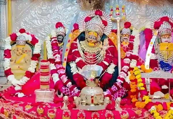 मंदिर के गर्भगृह में स्थापित माता क्षेमकरी (खीमज माता) मूर्ति