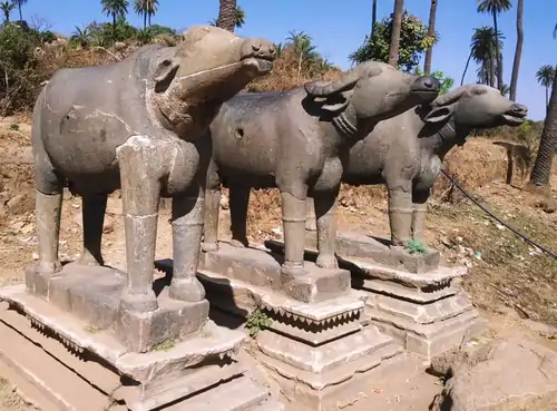 मंदिर के पास, मंदाकिनी झील के बगल में स्थित तीन खूबसूरत नक्काशीदार पत्थर की भैंसे