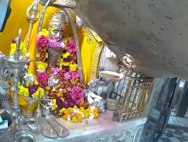 सुंधा माता मंदिर के गर्भगृह में स्थापित माँ चामुंडा की मूर्ति
