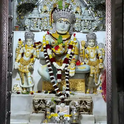 आपेश्वर महादेव मंदिर के गर्भगृह में भगवान शिव की मूर्ति