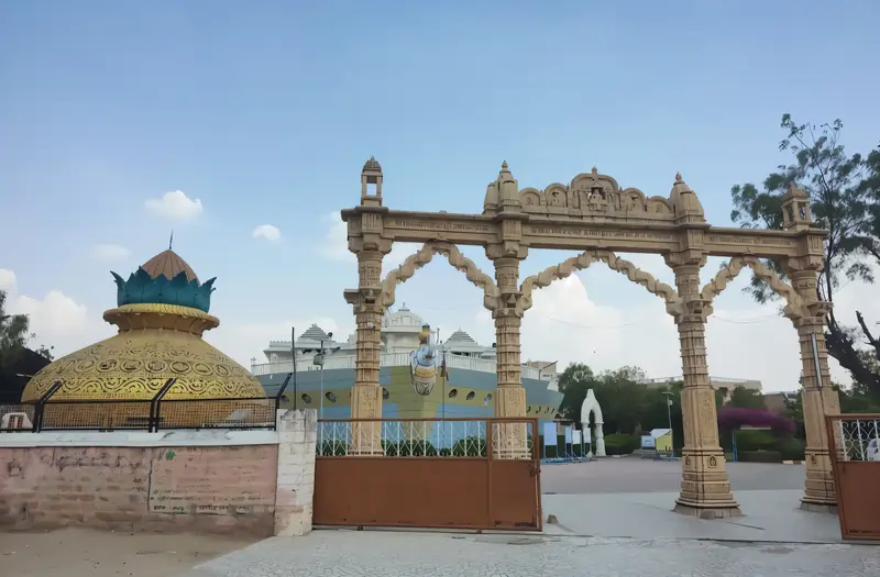 जहाज मंदिर मांडवला जालोर का प्रवेश द्वार