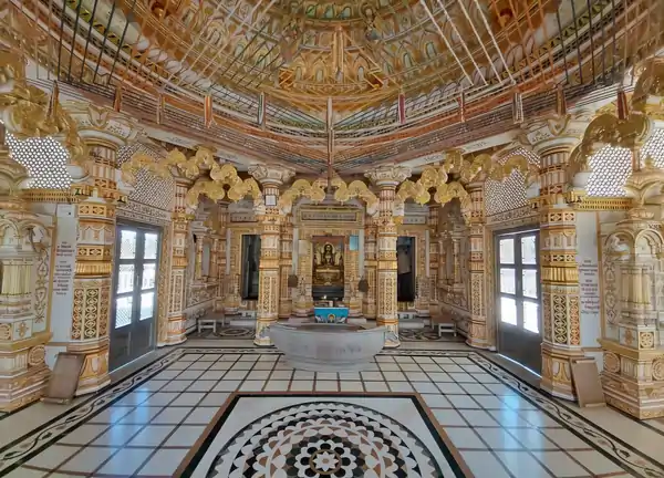 जहाज मंदिर मांडवला जालोर के अंदर का दृश्य और गर्भगृह