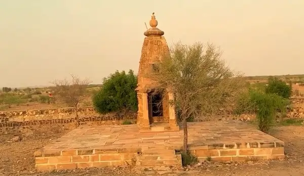 देवका-सूर्य मंदिर के सामने स्थित छोटा मंदिर