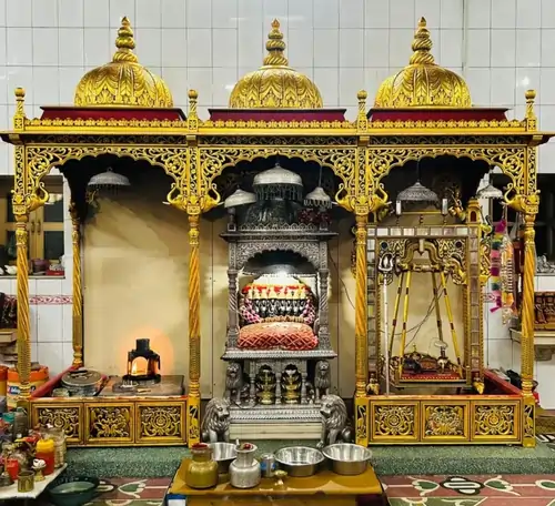भादरिया राय माता मंदिर जैसलमेर मंदिर के गर्भगृह में आवड़ देवी की सभी बहनों एवं भाई सहित स्थापित मूर्ति