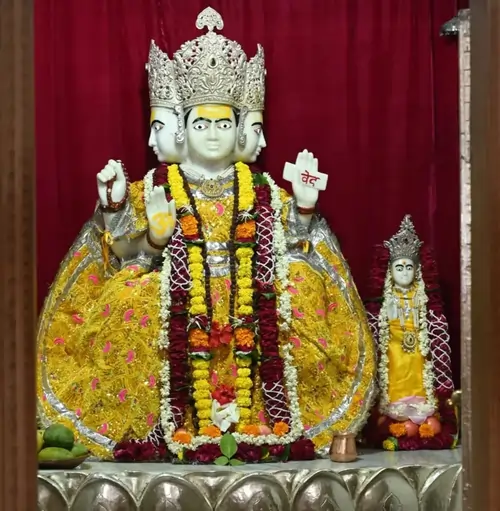 मंदिर के गर्भगृह में स्थापित भगवान ब्रह्मा और सावित्री की मूर्ति