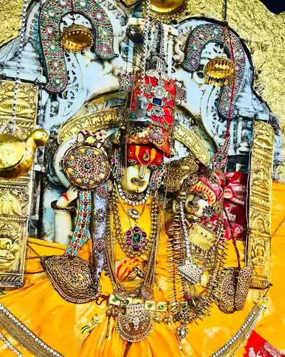 लक्ष्मीनाथ मंदिर के गर्भगृह में स्थापित भगवान विष्णु और देवी लक्ष्मी की मूर्ति