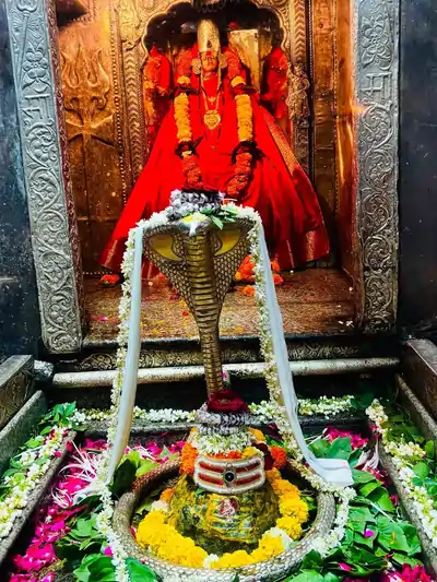 ओंकारेश्वर मंदिर मांधाता मध्य प्रदेश के गर्भगृह में स्थापित शिवलिंग
