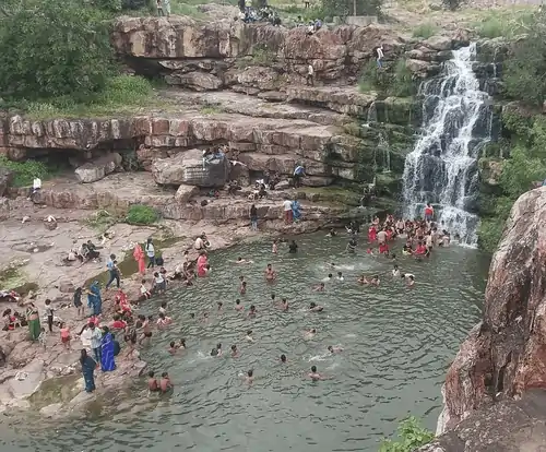 भंवर माता मंदिर प्रतापगढ़ के पास में स्थित झरना