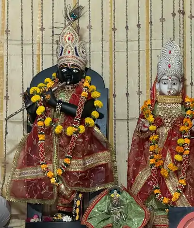 रसिक बिहारी मंदिर जोधपुर के गर्भगृह में भगवान श्री कृष्ण और राधारानी जी की मूर्तियाँ