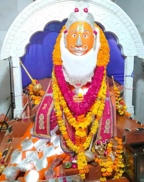 रोकड़िया हनुमान मंदिर के गर्भगृह में स्थापित हनुमान जी की 5 फिट की प्रतिमा