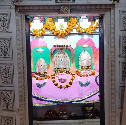 कपिल मुनि मंदिर के गर्भगृह में स्थापित कपिल मुनि, गरुड़जी और वशिष्ठजी की मूर्ति