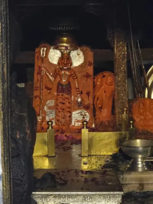 करणी माता मंदिर देशनाेक के गर्भगृह में स्थापित करणी माता की मूर्ति