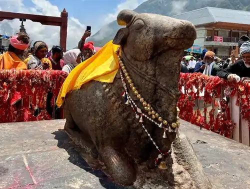 केदारनाथ मंदिर उत्तराखंड में भगवान शिव के वाहन नंदी की प्रतिमा