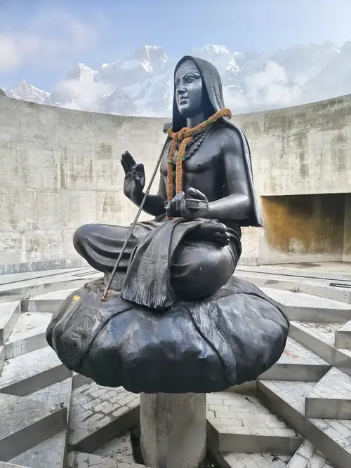 केदारनाथ मंदिर के पीछे वाले हिस्से में आदिशंकराचार्य का स्मारक