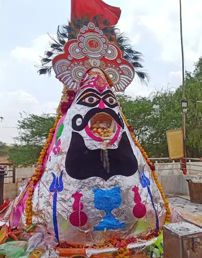 कोडमदेसर भैरूजी मंदिर में स्थापित भेरूजी की मूर्ति