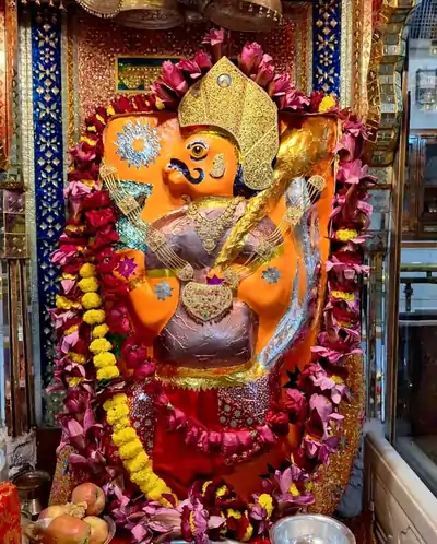 पाल बालाजी मंदिर जोधपुर के गर्भगृह मुछो वाली हनुमान जी की 4.5 फीट ऊँची दक्षिणमुखी मूर्ति