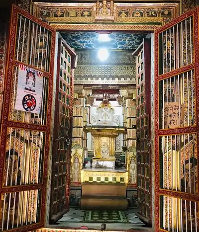 भांडासर जैन मंदिर में पांचवें जैन तीर्थंकर भगवान सुमतिनाथ की स्थापित मूर्ति