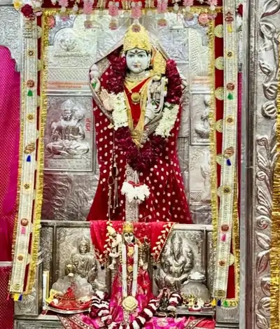 अंजनी माता मंदिर सालासर चुरू के गर्भगृह में स्थापित अंजनी माता की मूर्ति