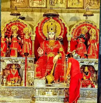 इच्छापूर्ण बालाजी मंदिर सरदारशहर चुरू के गर्भगृह में स्थापित हनुमानजी की प्रतिमा