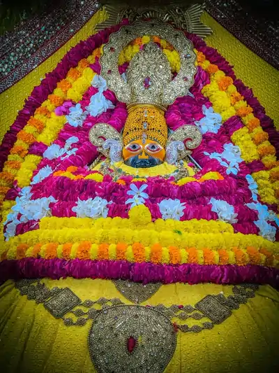 खाटू श्याम जी मंदिर के मुख्य गर्भगृह में स्थापित खाटू श्याम की प्रतिमा