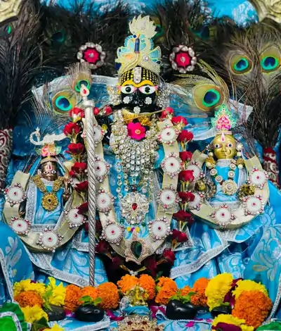 बंशीवाला मंदिर के मुख्य गर्भगृह में भगवान श्रीकृष्ण, राधाजी और रुक्मिणी जी की प्रतिमा