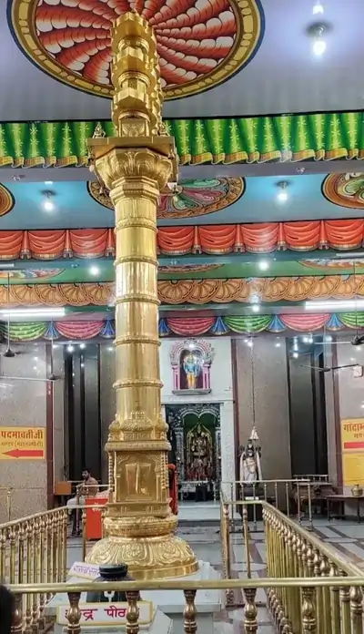 श्री वेंकटेश्वर स्वामी मंदिर सुजानगढ़ चुरू में 51 किलो का स्वर्ण मंडित गरुड़ स्तंभ