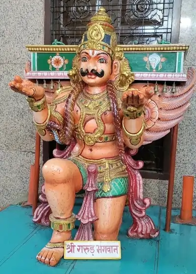 श्री वेंकटेश्वर स्वामी मंदिर सुजानगढ़ चुरू में स्थापित भगवान गरुड़ की प्रतिमा