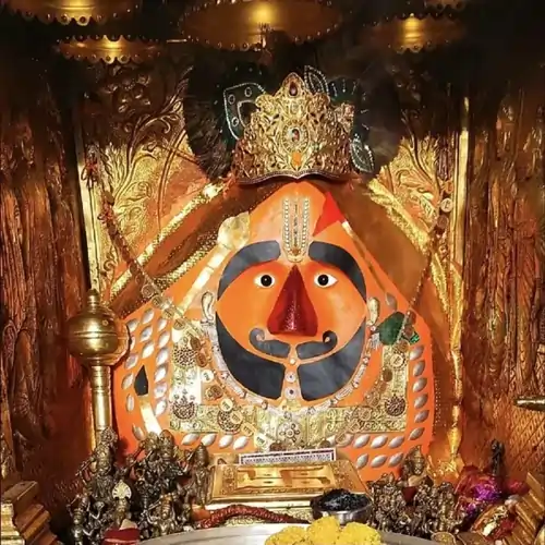 सालासर बालाजी मंदिर चुरू के गर्भगृह में स्थापित हनुमान जी की प्रतिमा