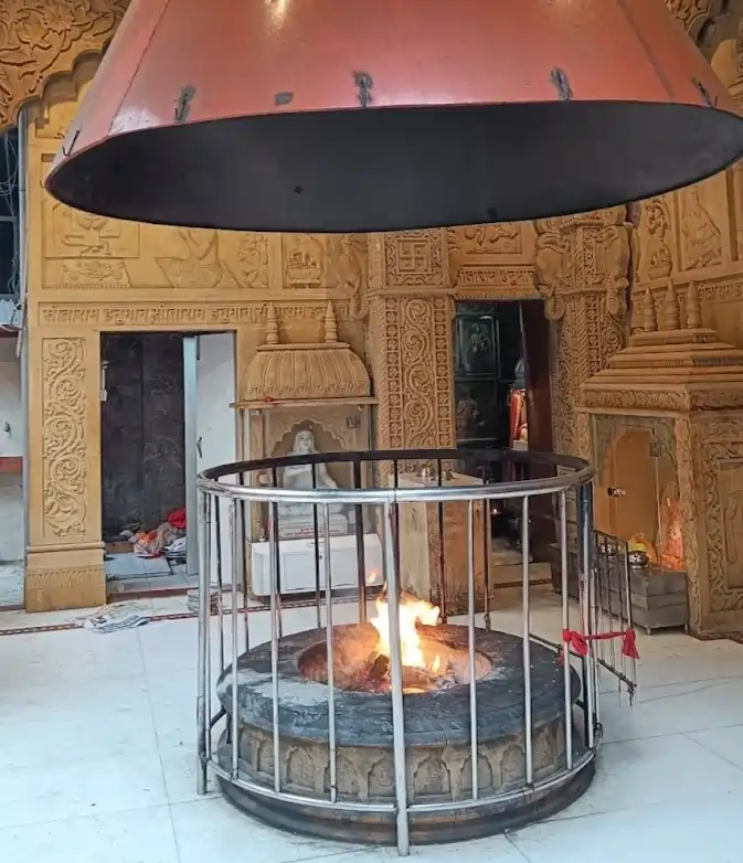 सालासर बालाजी मंदिर चुरू में मोहनदास जी द्वारा प्रज्वलित पवित्र धूणा