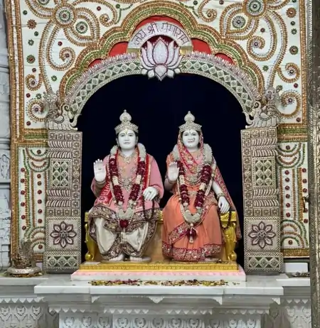 आशीर्वाद मंदिर के गर्भगृह में स्थापित देवकीनंदन और माता देवी गायत्री की प्रतिमा