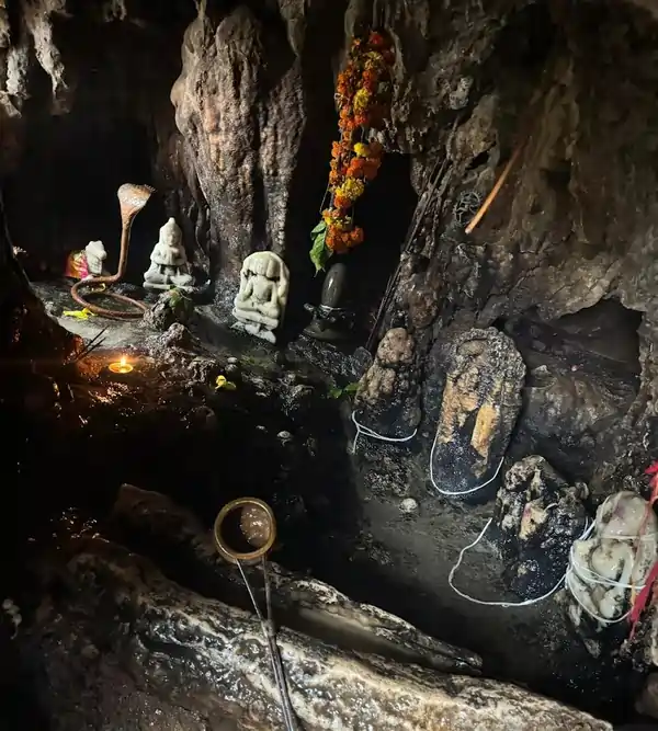 नालदेश्वर महादेव मंदिर अलवर की गुफा में स्थित स्वयंभू शिवलिंग और शिव परिवार की अन्य प्रतिमाएं