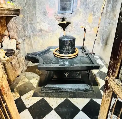 नीलकंठ महादेव मंदिर अलवर के गर्भगृह में स्थित शिवलिंग