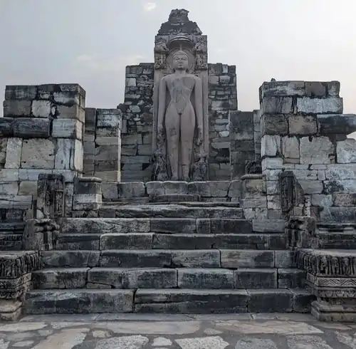 नीलकंठ महादेव मंदिर अलवर के परिसर में स्थित नौगजा मंदिर के खंडहर और प्रतिमा