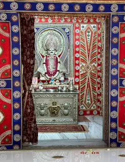 पंचदेव मंदिर झुंझुनू के गर्भगृह में स्थापित बाबा गंगाराम की प्रतिमा