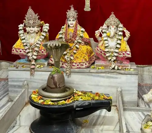 पंचदेव मंदिर झुंझुनू में स्थापित शिव परिवार