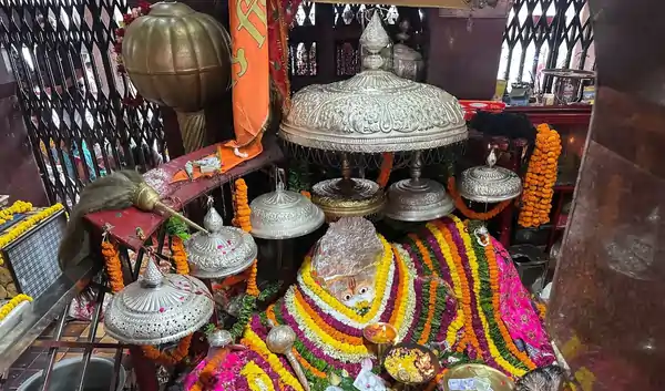 पांडुपोल हनुमान मंदिर अलवर के गर्भगृह में स्थापित हनुमान जी की प्रतिमा