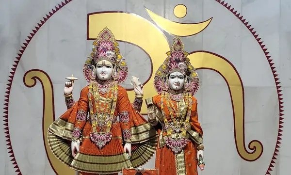 बिरला मंदिर जयपुर के गर्भगृह में स्थापित भगवान विष्णु और देवी लक्ष्मी की मूर्तियां