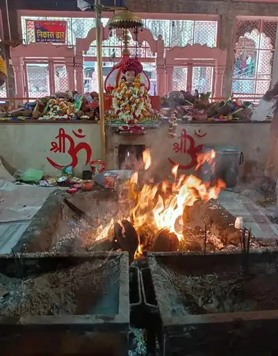 भर्तृहरि मंदिर अलवर में स्थापित बाबा भर्तृहरि की प्रतिमा और धूना