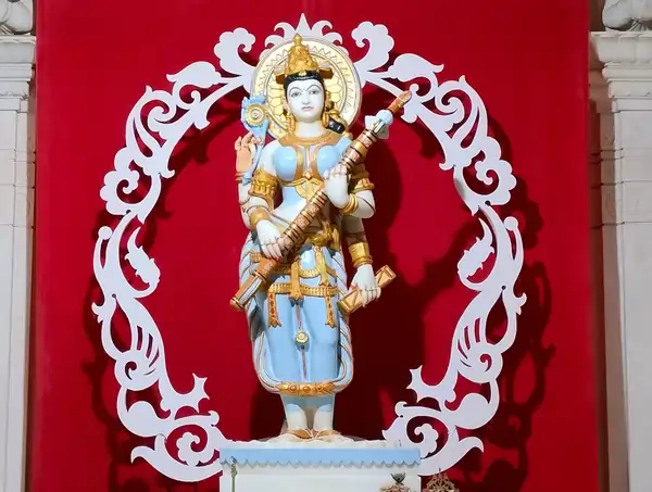 सरस्वती माता मंदिर बिट्स पिलानी के गर्भगृह में स्थापित सरस्वती माता की मूर्ति