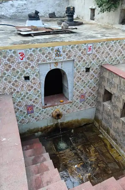 कमलनाथ महादेव मंदिर झाड़ोल के परिसर में स्थित गोमुख कुंड