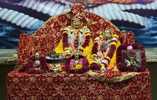 कल्कि मंदिर जयपुर के मुख्य गर्भगृह में स्थापित भगवान कल्की और देवी लक्ष्मी की प्रतिमा