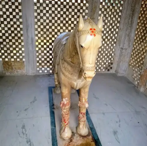 कल्की मंदिर के परिसर में स्थापित भगवान कल्की के घोड़े देवव्रत या देवदत्त की प्रतिमा