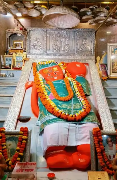 खोले के हनुमान जी मंदिर के मुख्य गर्भगृह में स्थापित प्रतिमा