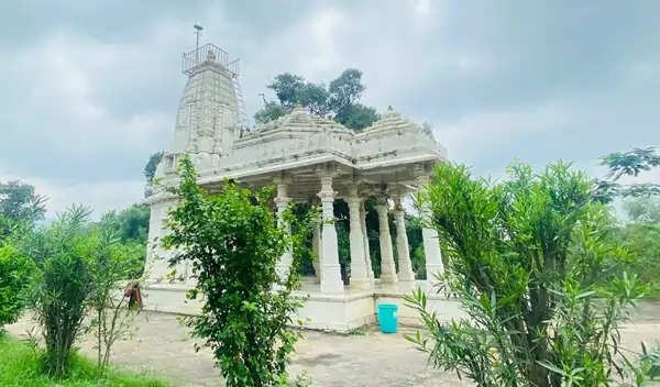 चंद्रेश्वर महादेव मंदिर के परिसर बनाया गया नया शिव मंदिर