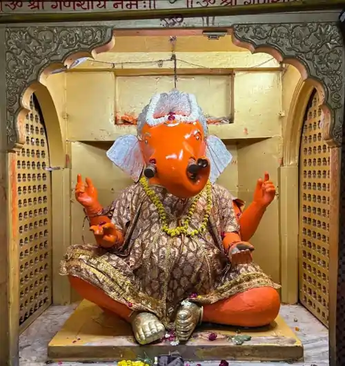 ताड़केश्वर महादेव मंदिर में स्थापित गणेश जी की बाई सूंड वाली प्रतिमा