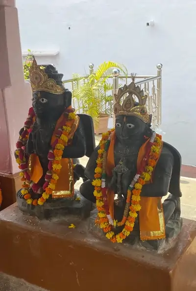 हरिहर जी मंदिर बदराणा में हरिहर जी की प्रतिमा के सामने स्थापित भगवान गरुड की प्रतिमा